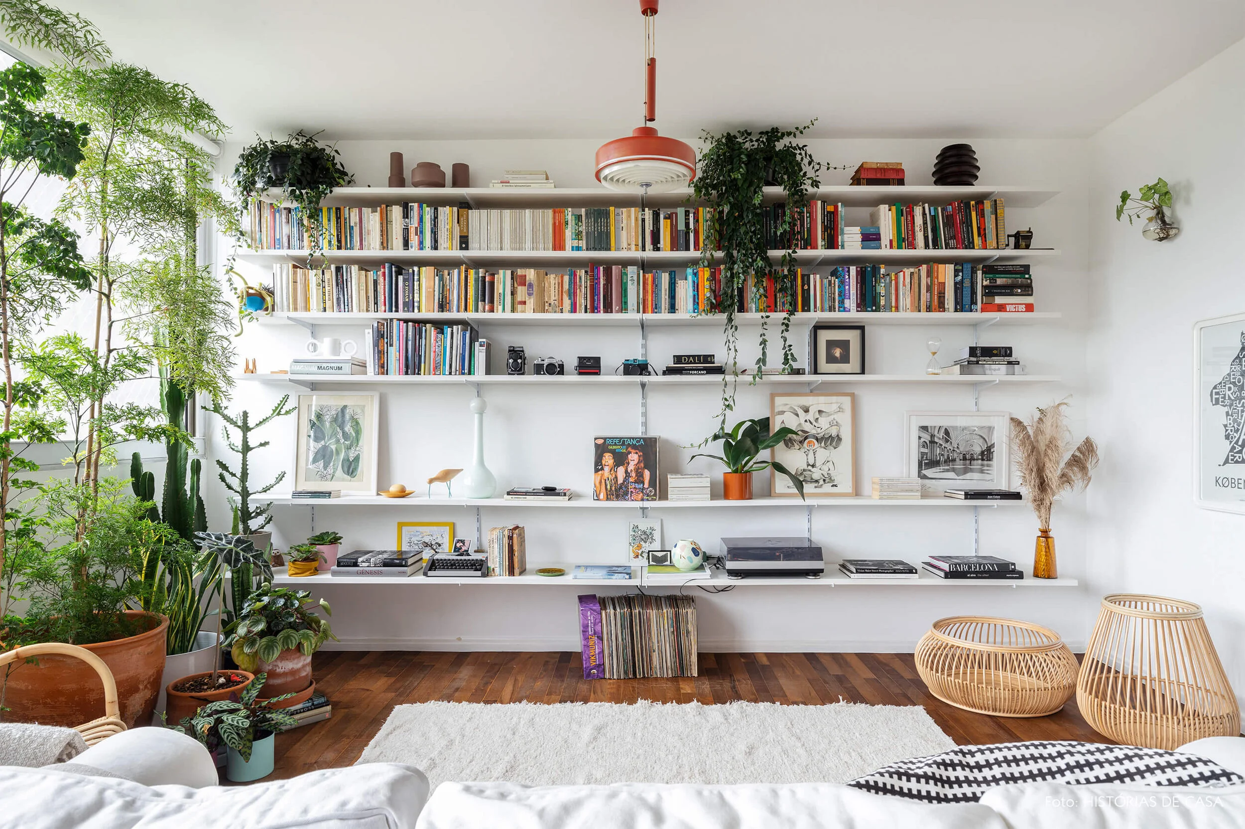 vanessa-decoração-ap-13-sala-branca-com-plantas-e-cestos.jpg