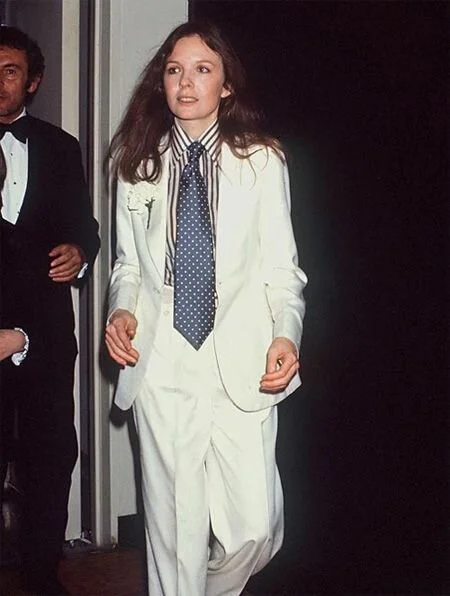 352743608caaa349bf68c6846fff7e85--women-in-suits-annie-hall.jpg