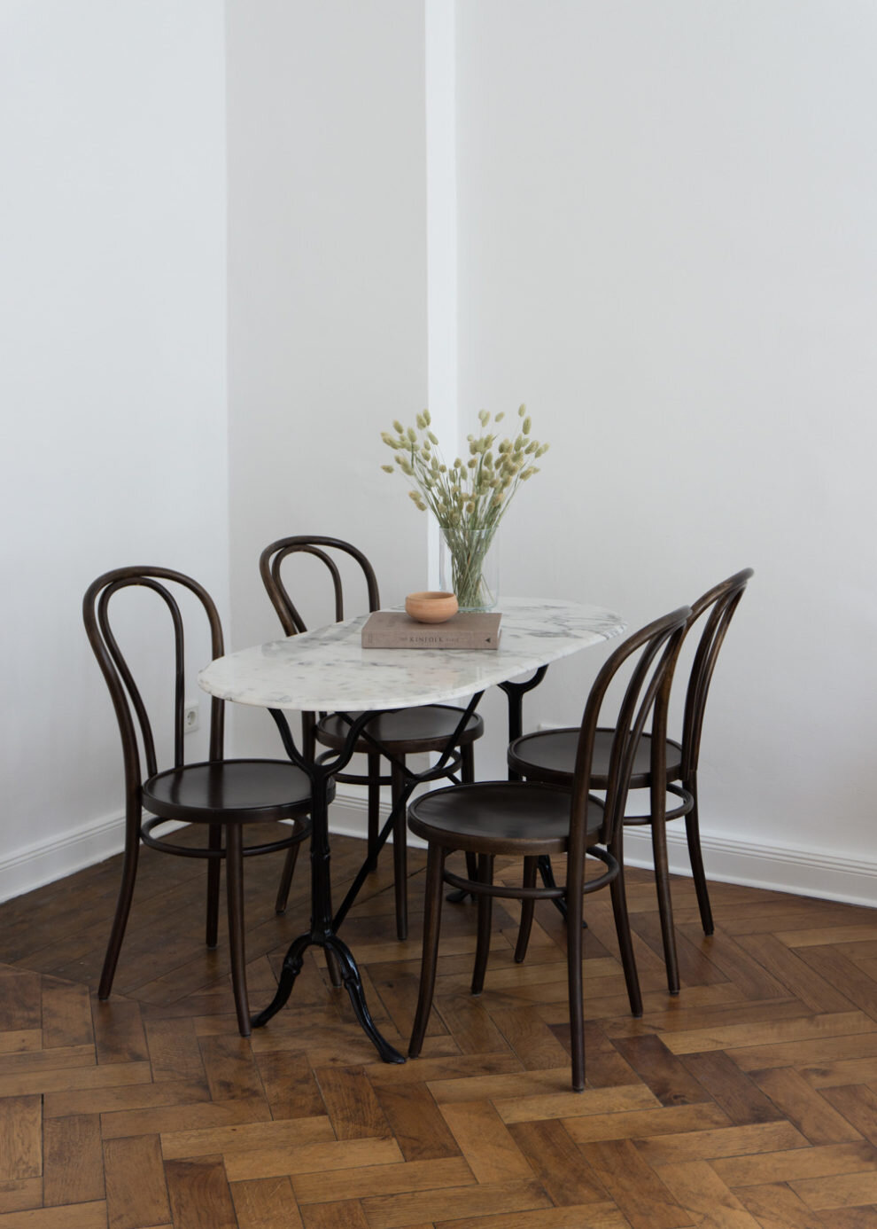 beige-white-scandi-interior-berlin-minimalist-apartment-calming-home-slow-living-neutral-aesthetic-inspo-rg-daily-blog-25-990x1386.jpg