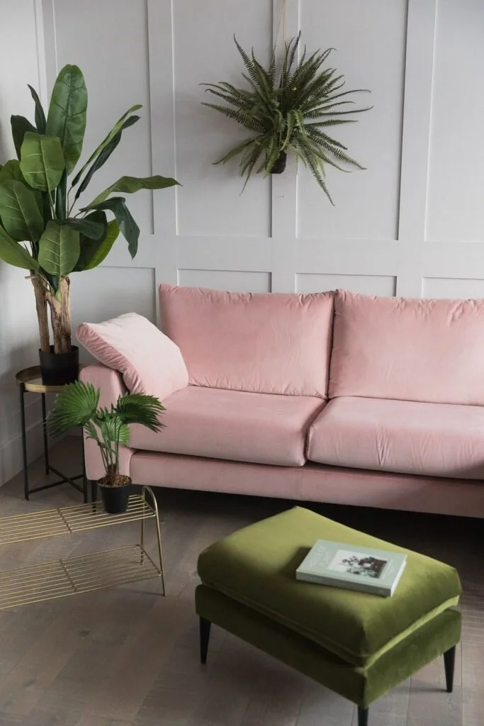 millennial-pink-canape-salon-blanc-kaki-blog-deco-clem-around-the-corner-683x1024.jpg