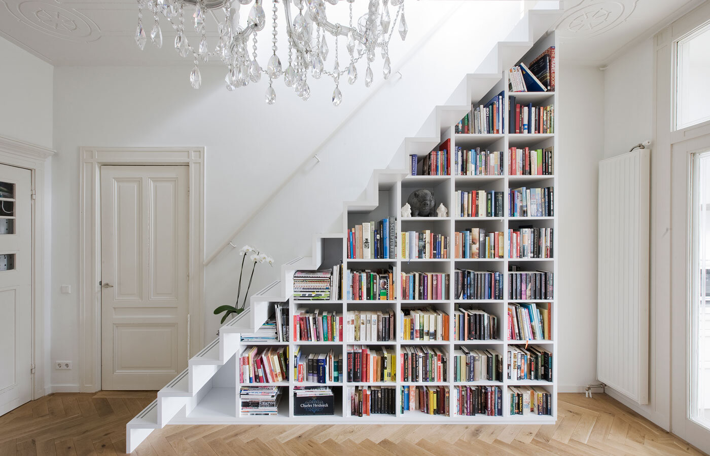 staircase-book-storage-hack-for-small-apartments.jpg