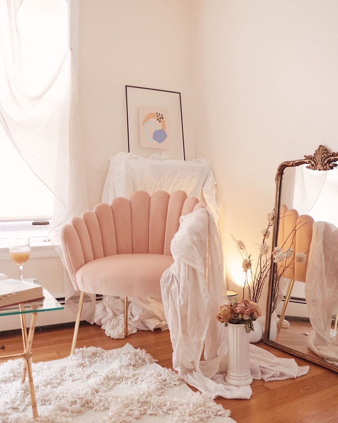 Pink+velvet+shell+feather+chair+with+tufted+upholstery+and+brass+finish+for+feminine,+modern+bohemian,+and+minimalist+spaces..jpeg