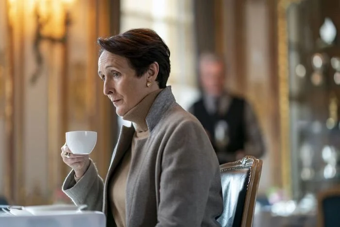140256a9746a5a55eec5d8a7d7db8b30e3-fiona-shaw-killing-eve-fashion-01.rhorizontal.w700.jpg