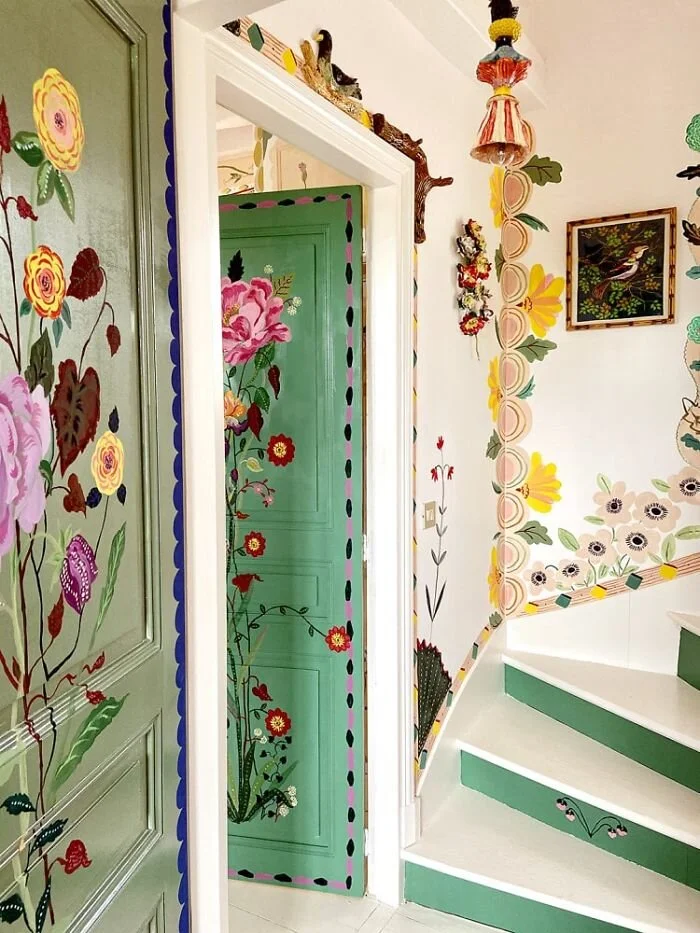 artist-paints-flowers-on-the-walls-quarantine-nathalie-lete-1-5ec62145a7f2d__700.jpg