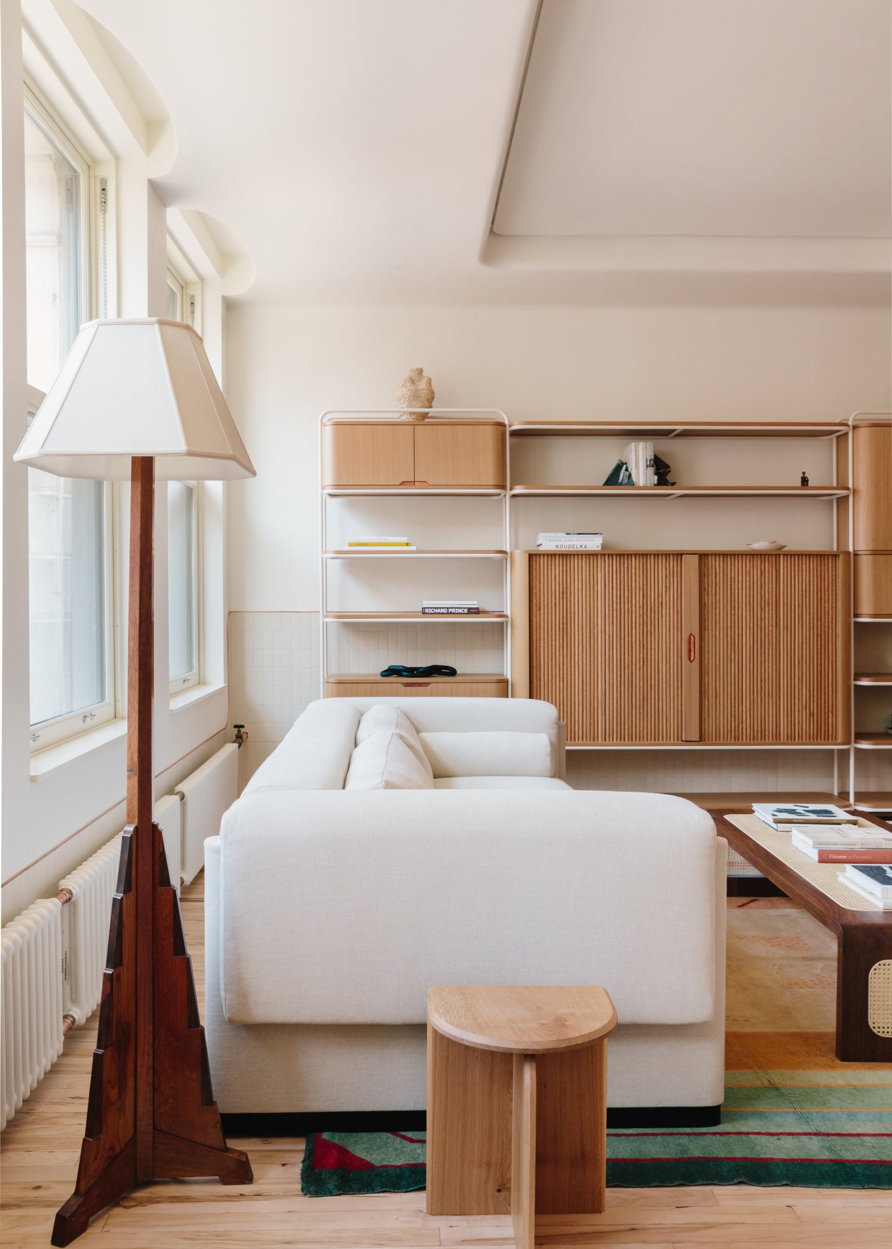a minimal new york apartment, wooden panelled curved walls, curved walls, wooden panel, wooden panelling, new york, apartment, minimal and stylish, light and white living room, 