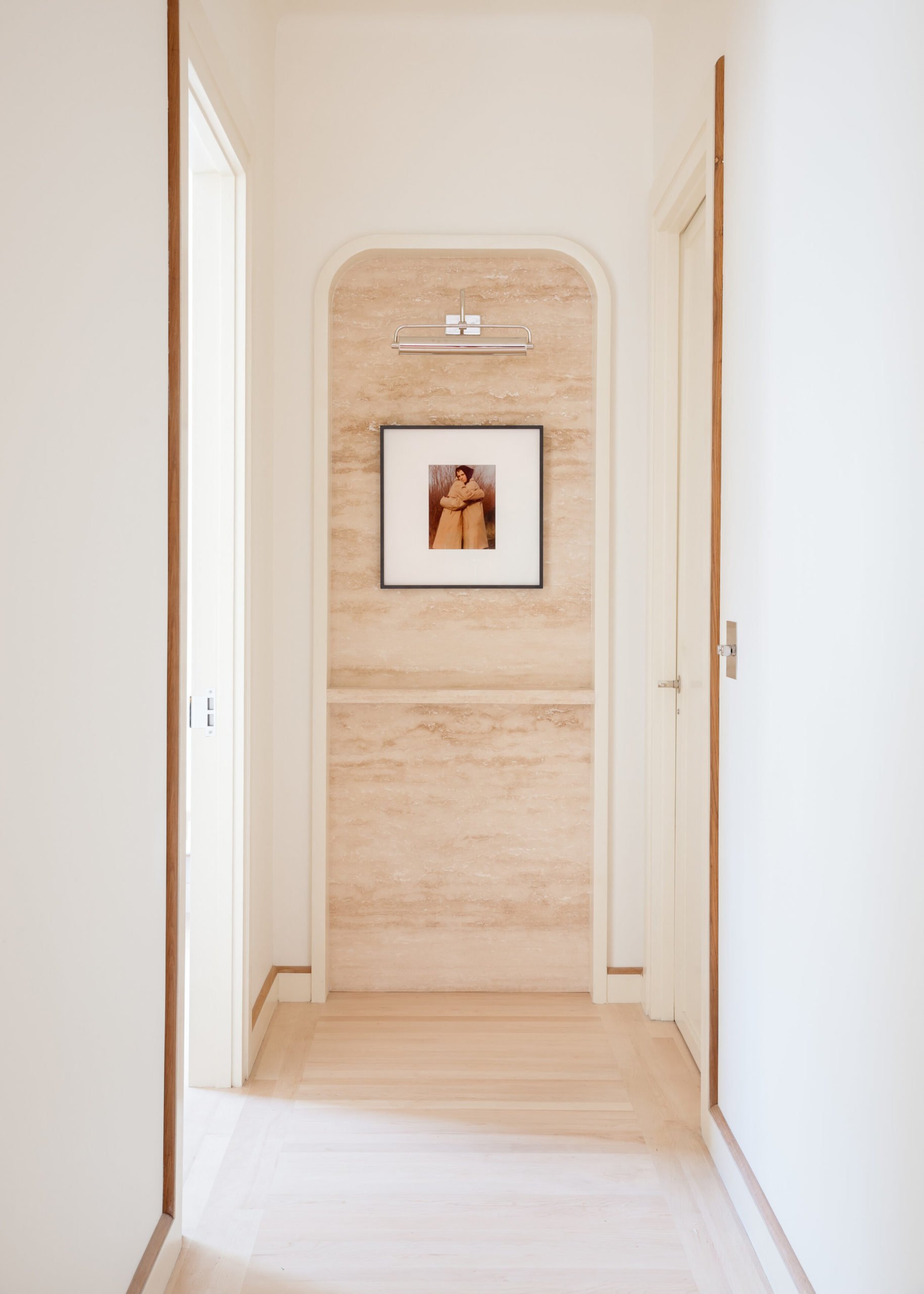 a minimal new york apartment, wooden panelled curved walls, curved walls, wooden panel, wooden panelling, new york, apartment, minimal and stylish, light and white living room, 