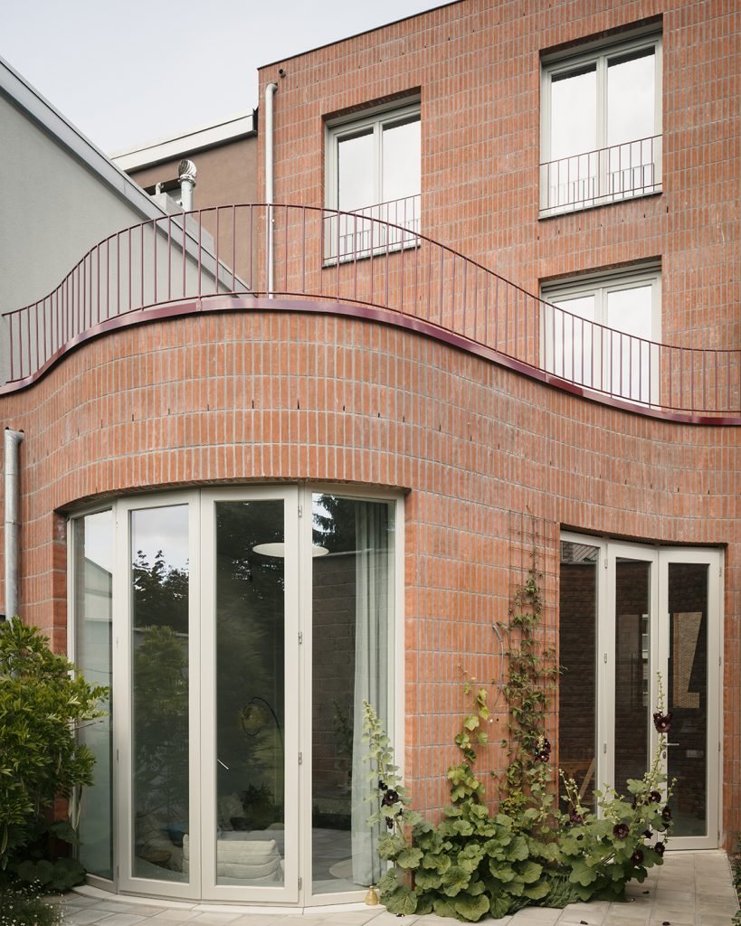  House, Mortsel, Belgium, amazing features,  curve, circle , favourite features, curtains, curved wall, detail, space,  green  carpet, comfy seating, mis-matched seating, dining area, extractor fan, green marble,  kitchen,  oval window, bathroom, sho
