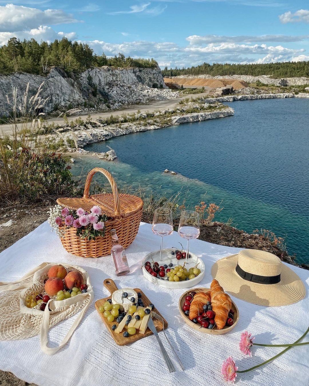    Accessories For The Perfect Picnic, Recipe Ideas For The Perfect Picnic, Picnic Accessories To Make Your Friends Jealous, Picnic Styling Inspiration, Styling Tips For Your Next Picnic, Picnic Inspiration For A Day Date, Picnic Inspiration For A Bi