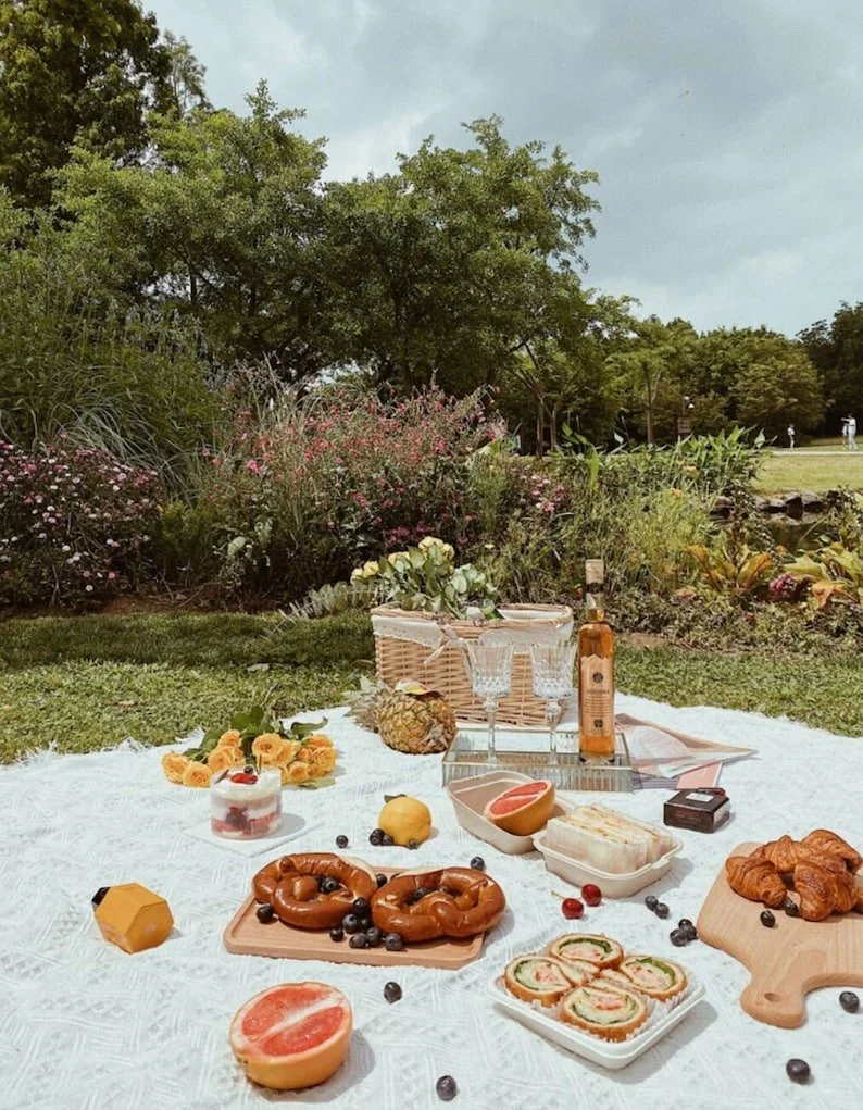    Accessories For The Perfect Picnic, Recipe Ideas For The Perfect Picnic, Picnic Accessories To Make Your Friends Jealous, Picnic Styling Inspiration, Styling Tips For Your Next Picnic, Picnic Inspiration For A Day Date, Picnic Inspiration For A Bi