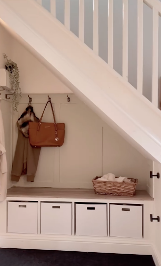  How To Style Your Entryway, Accessories For A Stylish Entryway, Stylish Lobby Design, Bright And Colourful Entryway Inspiration, Vintage Entryway Inspiration, Traditional Entryway Inspiration, Update Your Entryway With Stylish Wallpaper, Midcentury 