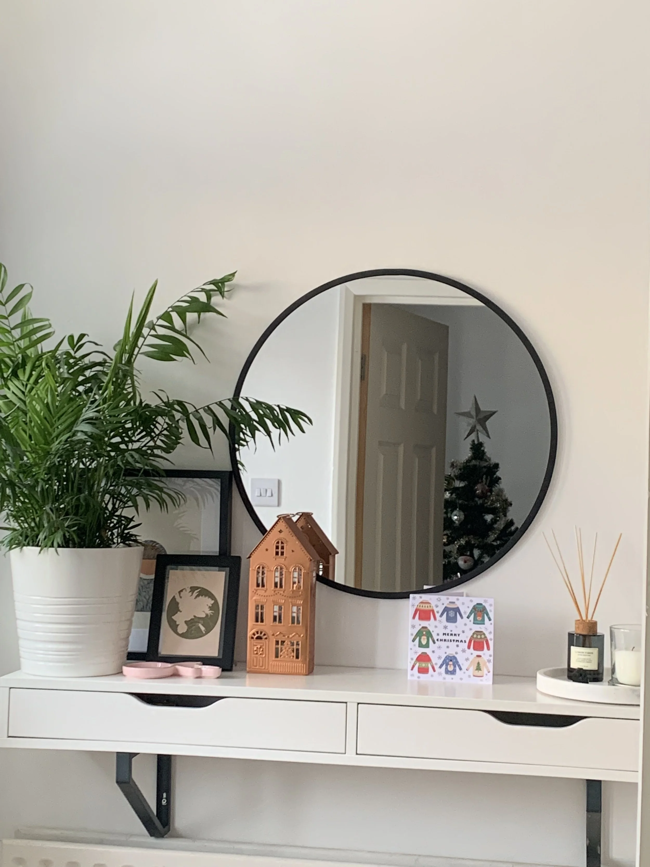  How To Style Your Entryway, Accessories For A Stylish Entryway, Stylish Lobby Design, Bright And Colourful Entryway Inspiration, Vintage Entryway Inspiration, Traditional Entryway Inspiration, Update Your Entryway With Stylish Wallpaper, Midcentury 
