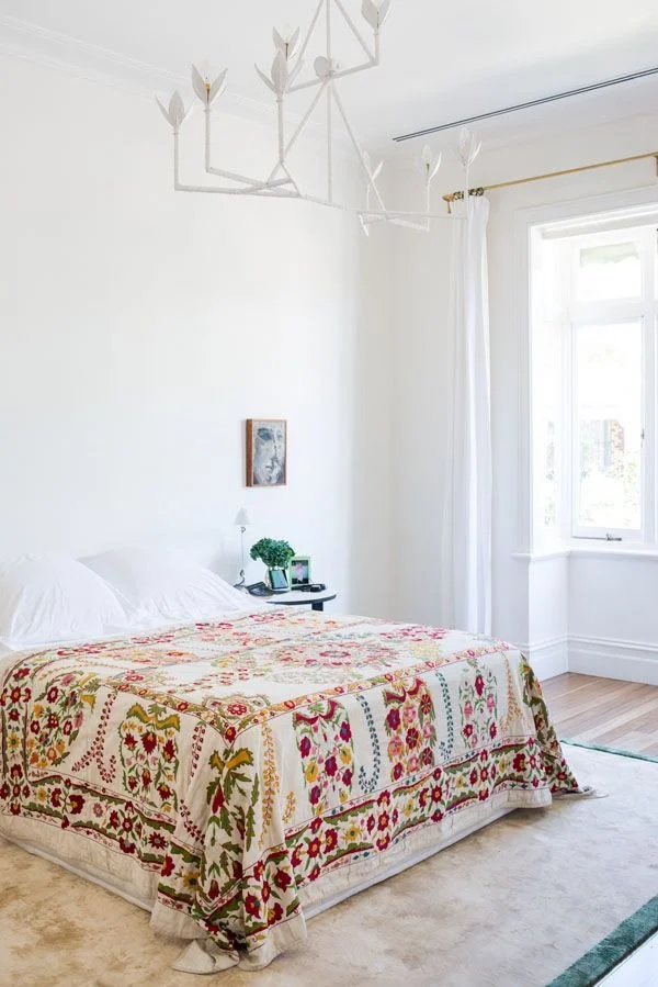  Diy Bed Projects, Green Bedscapes, Bedside Table Inspiration, Bed Inspiration, Bedroom Inspiration, Luxury Bedroom Inspiration, Bedroom Art, Glamorous Bedroom Inspiration, Cozy Bed Nooks, Wooden Headboards To Transform Your Bedroom, Diy Headboards T