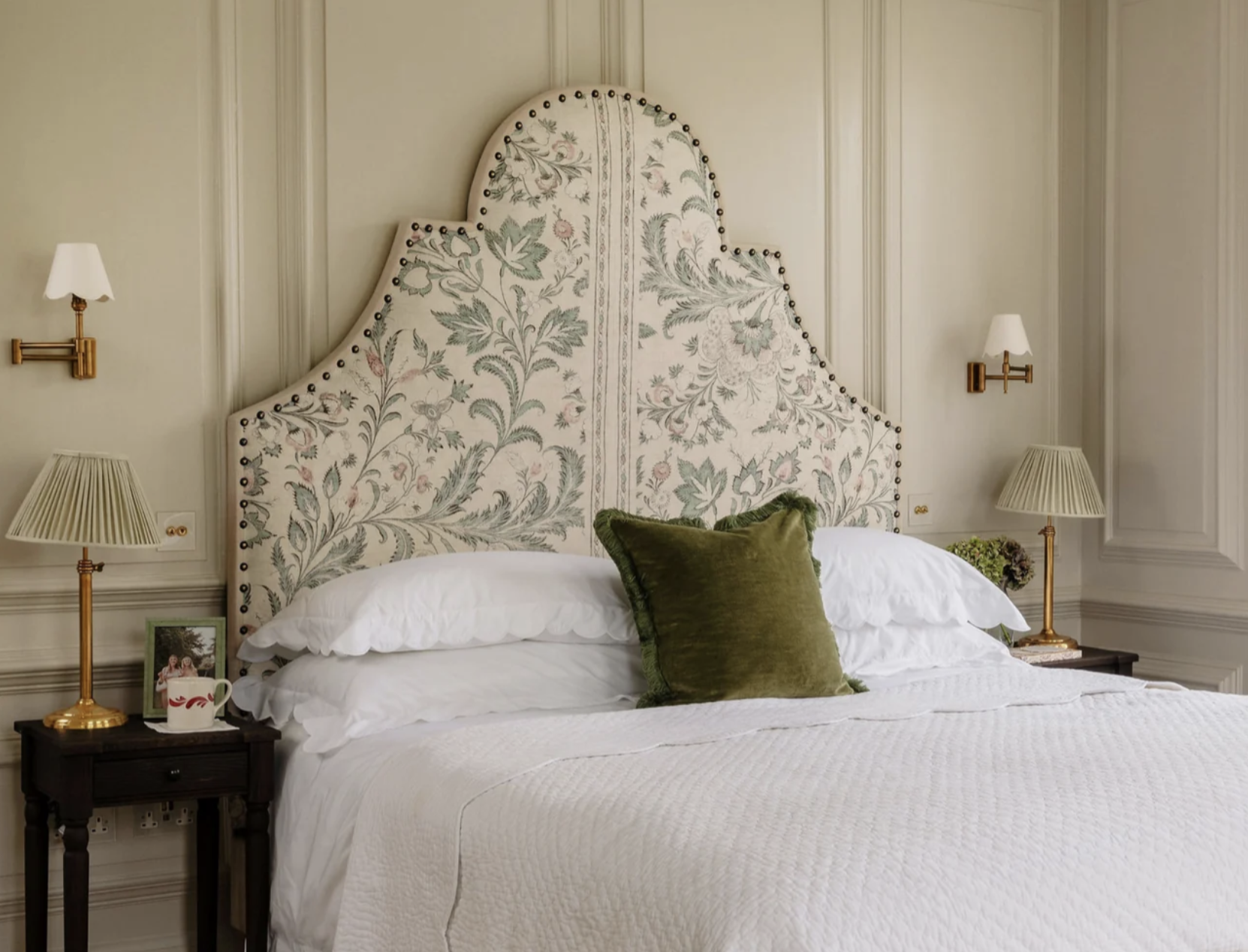  Diy Bed Projects, Green Bedscapes, Bedside Table Inspiration, Bed Inspiration, Bedroom Inspiration, Luxury Bedroom Inspiration, Bedroom Art, Glamorous Bedroom Inspiration, Cozy Bed Nooks, Wooden Headboards To Transform Your Bedroom, Diy Headboards T