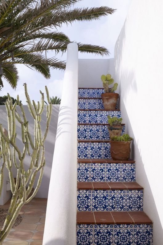  beautiful blue and white pieces to decorate your home, blue and white artwork to fill your walls, the wonderful world of blue and white. try decorating with this wonderful blue and white theme, ceramics to adorn your home, try these nautical diys, t