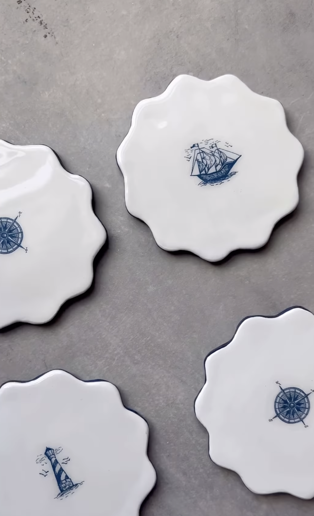  beautiful blue and white pieces to decorate your home, blue and white artwork to fill your walls, the wonderful world of blue and white. try decorating with this wonderful blue and white theme, ceramics to adorn your home, try these nautical diys, t