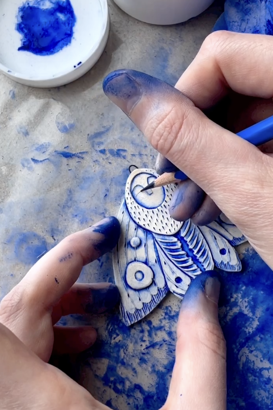  beautiful blue and white pieces to decorate your home, blue and white artwork to fill your walls, the wonderful world of blue and white. try decorating with this wonderful blue and white theme, ceramics to adorn your home, try these nautical diys, t