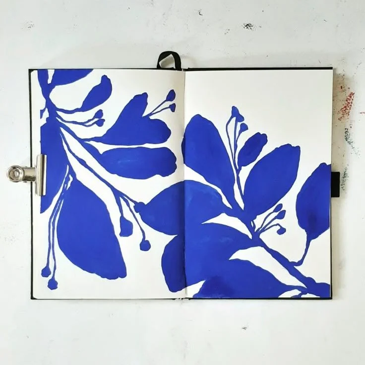  beautiful blue and white pieces to decorate your home, blue and white artwork to fill your walls, the wonderful world of blue and white. try decorating with this wonderful blue and white theme, ceramics to adorn your home, try these nautical diys, t