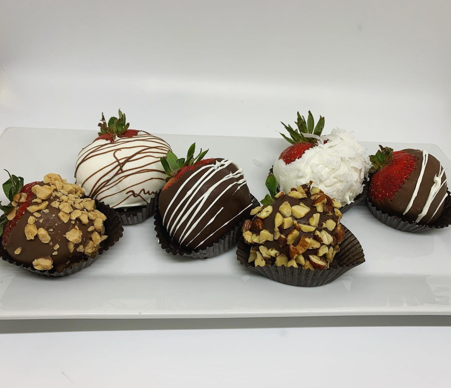 Fancy dipped strawberries! 🍓White chocolate with coconut, chocolate with toffee, chocolate with nuts, zebra stripped, and more. 

#chocolatecoveredstrawberries #fancydippedstrawberries #sierranevadachocolateco #midtownreno #renonevada #foodphotograp