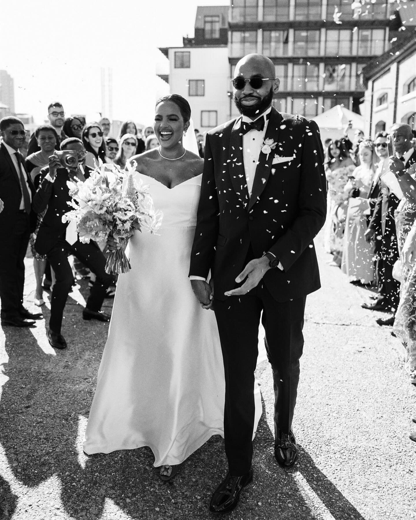 LONDON CALLING // it goes without saying we LOVE seeing our real brides tie the knot in London! Real bride Nagla wore the Hadid dress from @aeslingbride for her stylish wedding at @trinitybuoywharf  in East London. 💕
Photography by @kernwellphoto