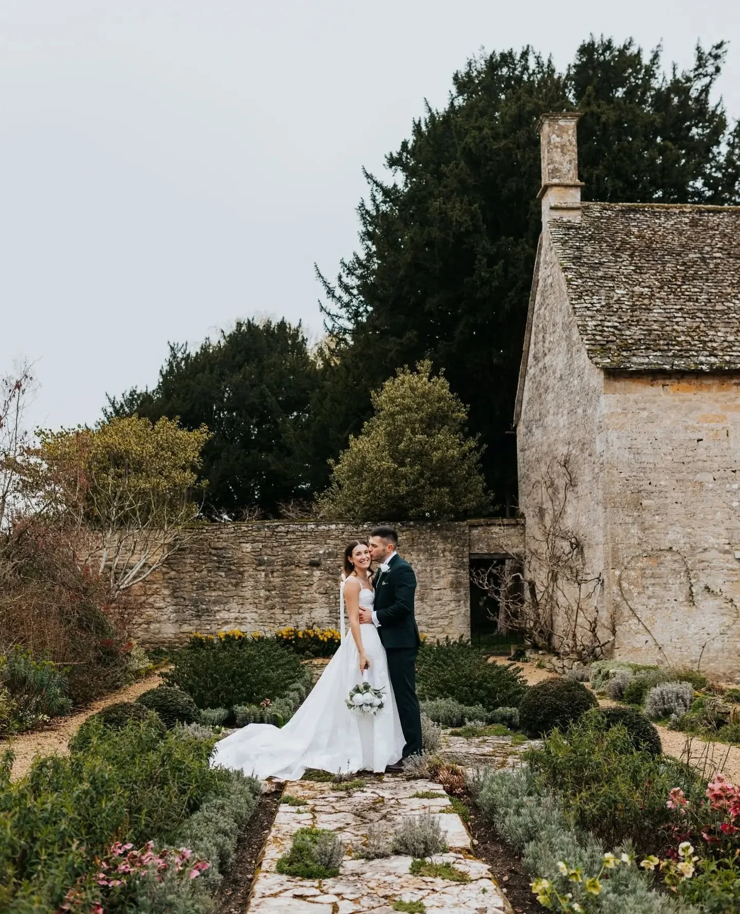 AISLINN // #heartafluttetbrife Aislinn @aislinnsantoni looked gorgeous in Gardenia by @truvellebridal for her wedding in Oxfordshire. The vibe was chilled, joyful and country chic. This floral tie back, corseted gown was the perfect fit.

Venue: @cas