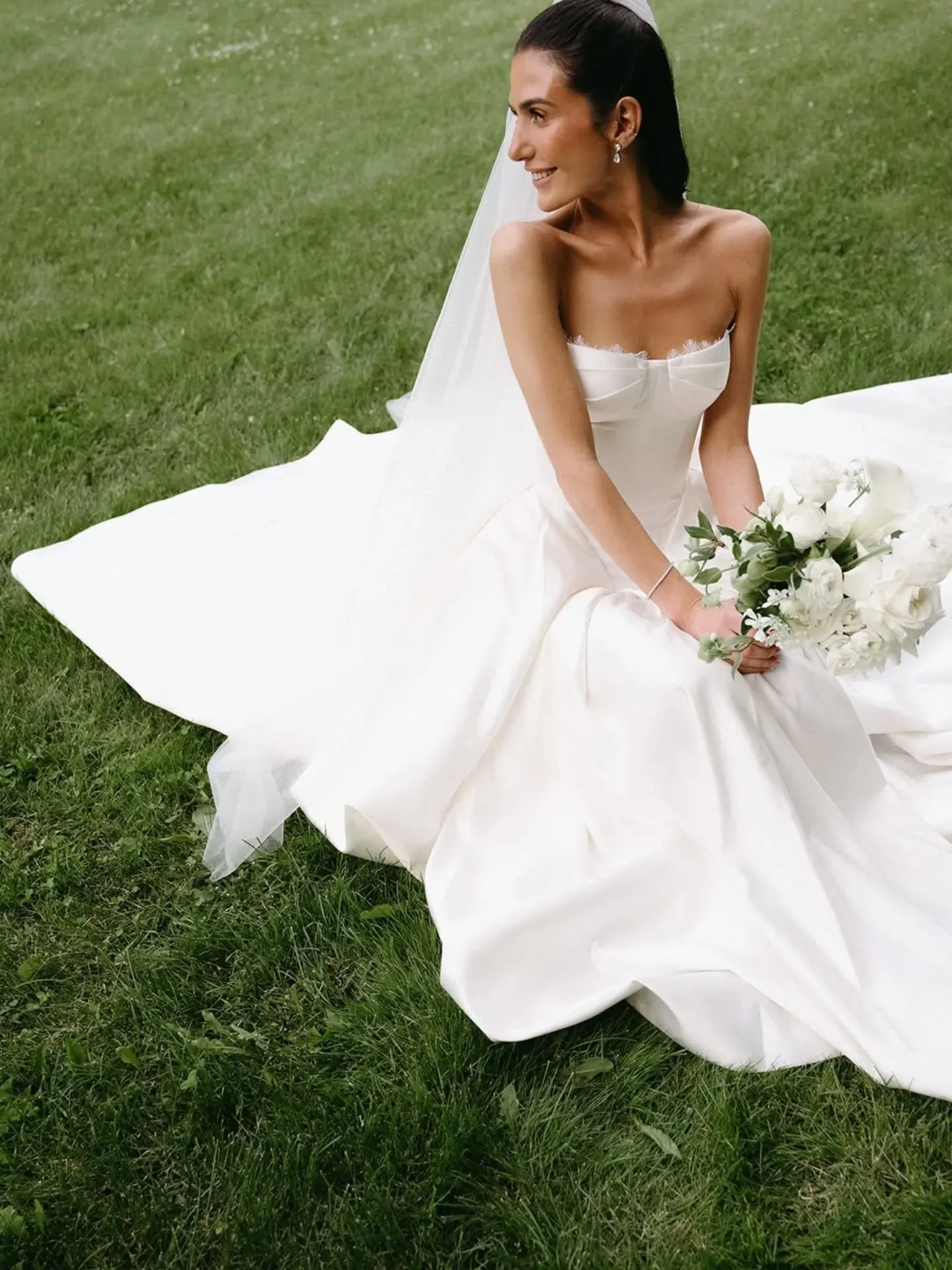 ALEX // #heartaflutterbride @alexsantangelo knew she wanted something romantic clean and bridal, she found her perfect gown in Kris by @vagabond_bridal for her Canadian nuptials. Getting married in her home country at the Norland Historic Estate in L
