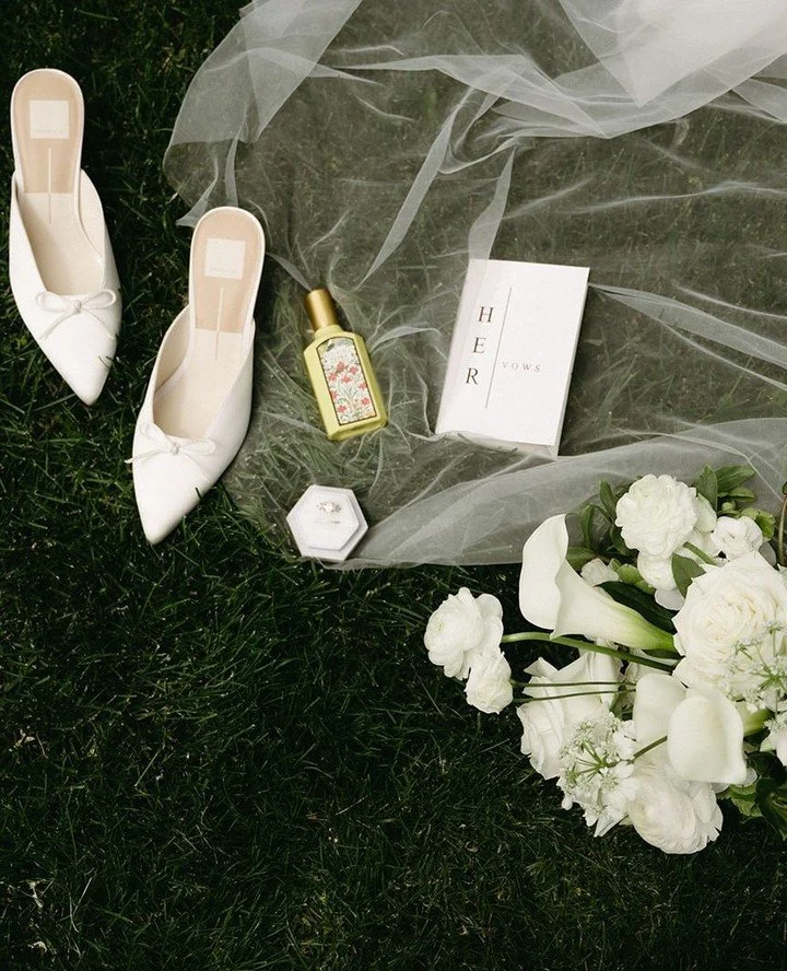 DETAILS // Alex @alexsantangelo married the love of her life in Alberta, Canada at @thenorlandhistoricestate. The vibe: luscious greens, white florals, relaxed black tie. ⁠
⁠
Effortless, glam, and chic. File this under: CHIC. ⁠
⁠
Alex wears Kris by @