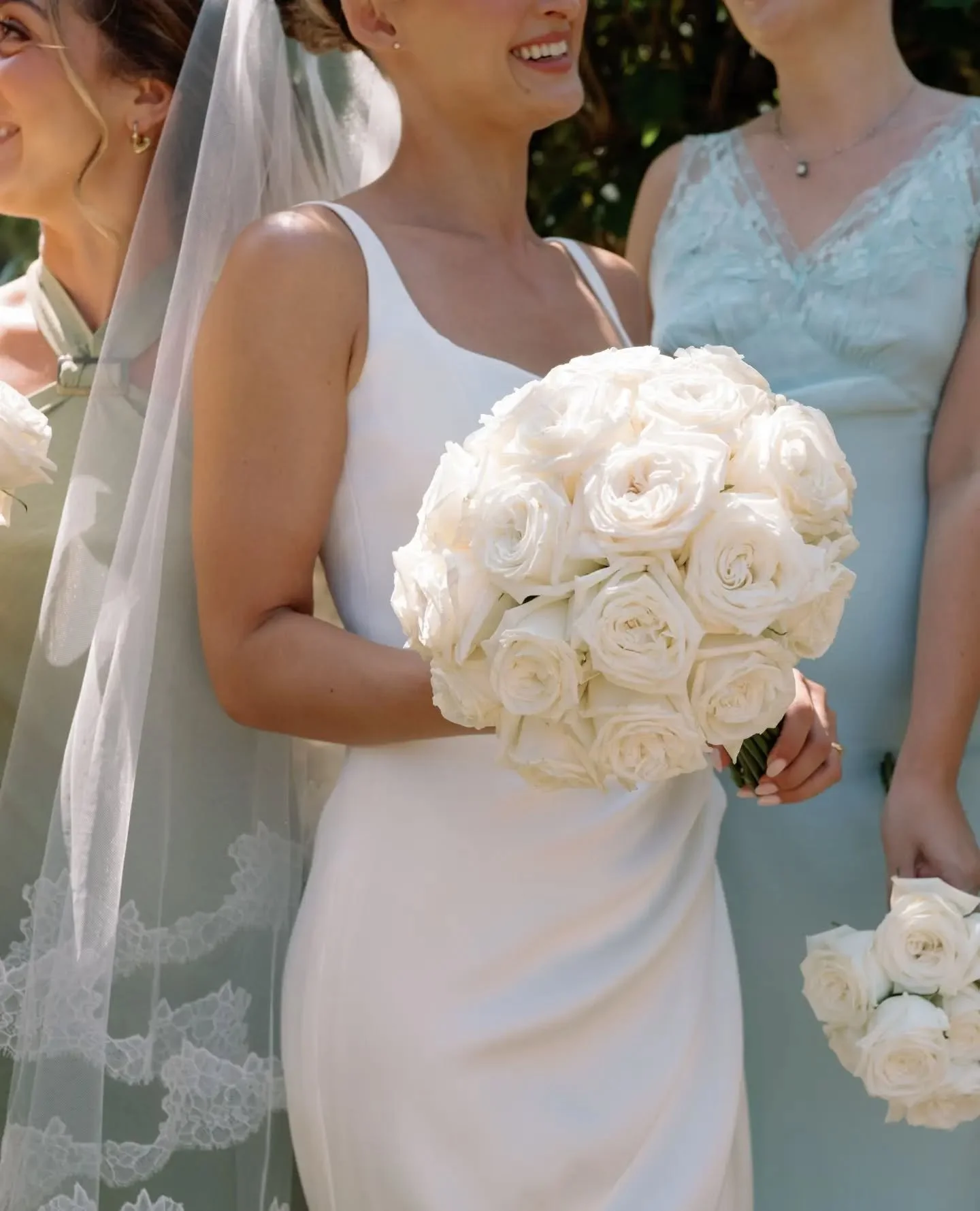 ANNABELLE // #heartaflutterbride @annabelle__lawrence envisioned a look that was elegant, traditional, and everlasting. She opted for her bridal dress from @laudaebride. Tying the knot at a vineyard in Kent, surrounded by a relaxed and joyful atmosph