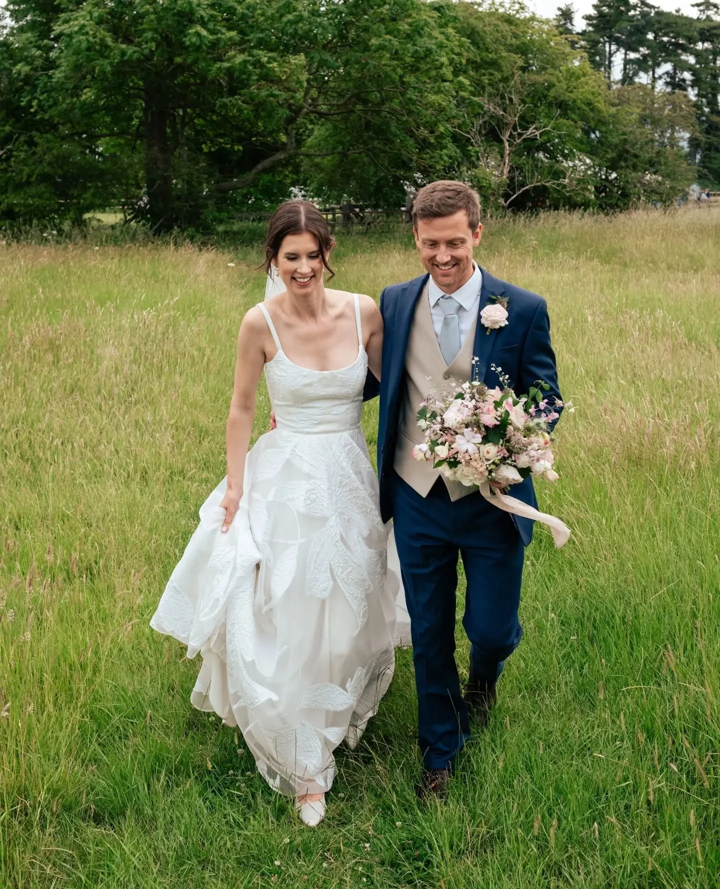 LAURA // ⁠#heartaflutterbride Laura celebrated her wedding at her partner's charming family farm. The atmosphere was distinctly British countryside and laid-back. For her bridal gown, Laura selected @truvellebridal⁠, which was a perfect match.⁠

Phot