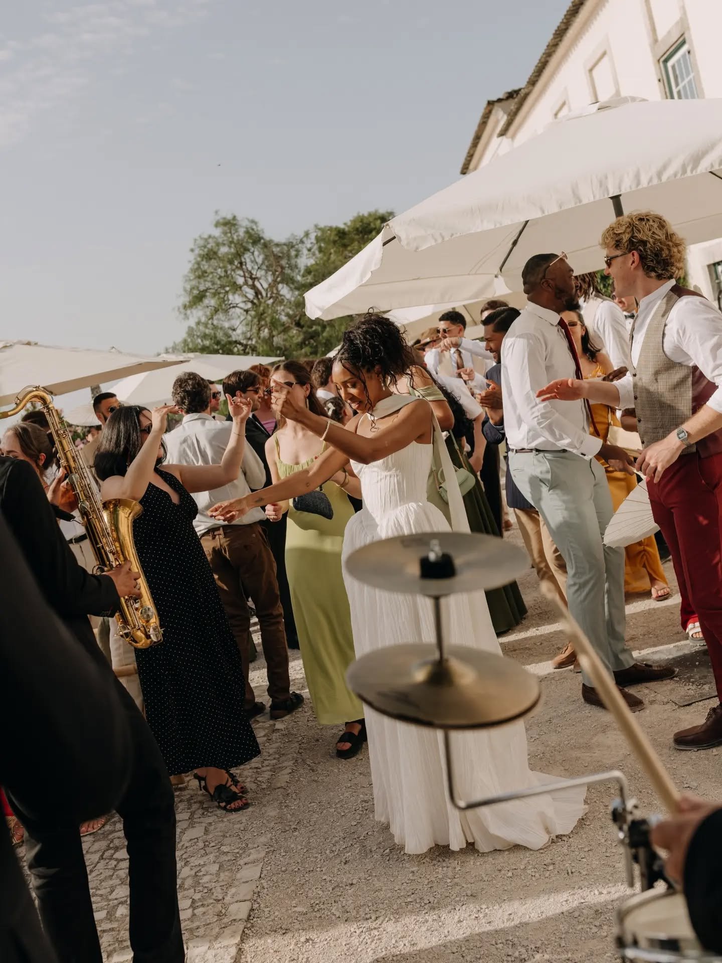 RELAXED AND ELEVATED // ⁠Just chilled and fun vibes from real #heartaflutterbride Hannah's sunny wedding in Portugal. Hannah wears @aeslingbride.
⁠
⁠
Photography @lucassantiagoph⁠
Venue @quintadaconceicao⁠
Planner @bluetilesevents⁠
MUA @makeup_roomli
