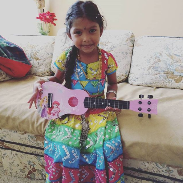 Asha.with.guitar.in.Indian.Clothes.png