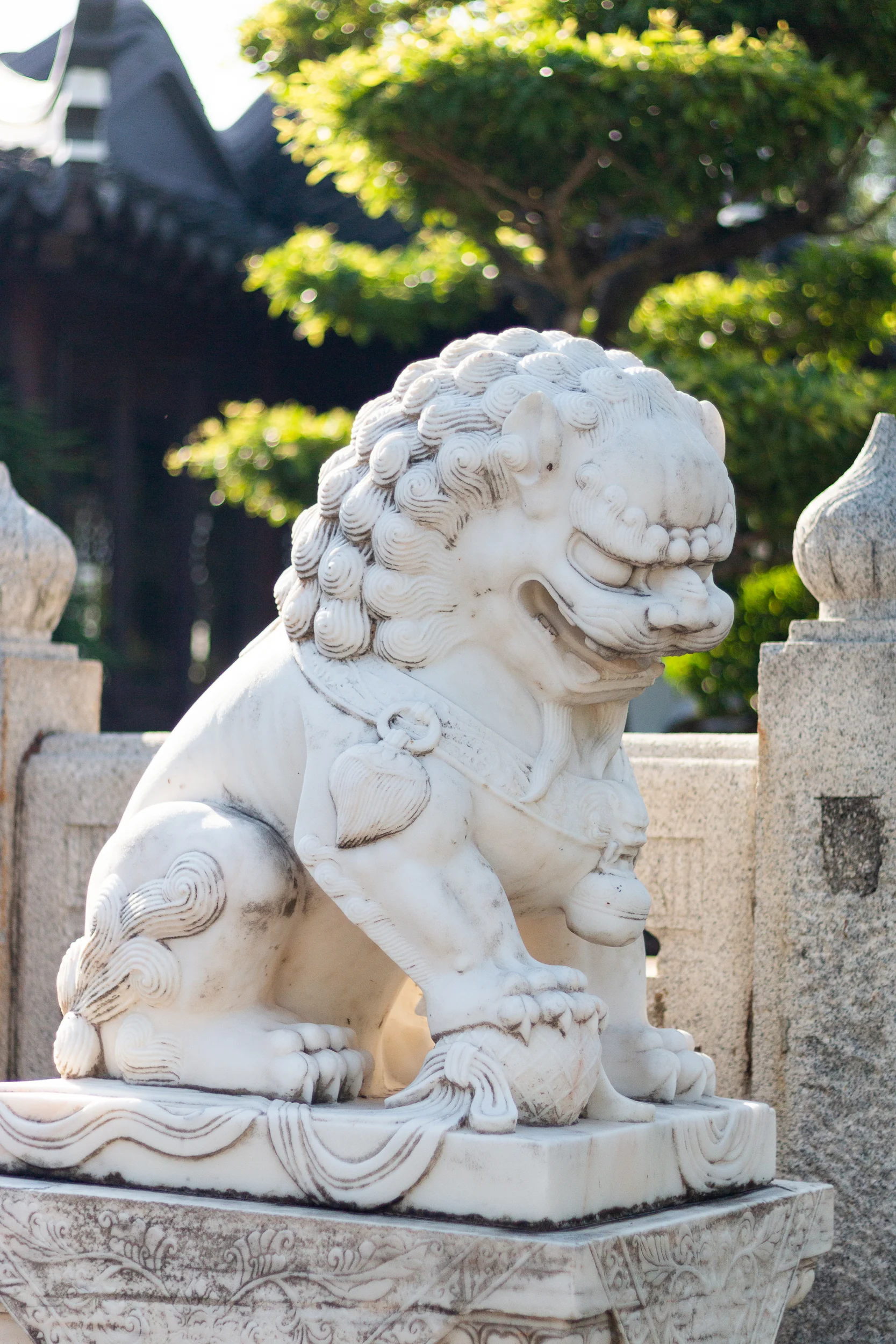 In case you don’t know what a mighty stone lion looks like, this is what one looks like.