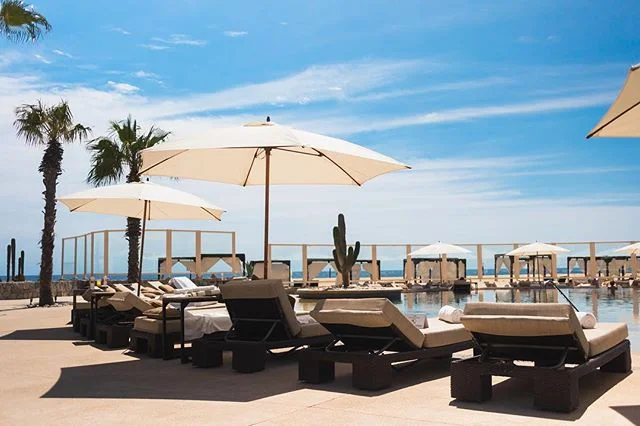 Plenty of sunbeds at the @pueblobonito Pacifica!
.
.
.
.
.
#travellifestyle #travelust #pooltime #vacationgoals #teamCanon #vacationvibes #vacationlife #LosCabos #CaboSanLucas #BajaCaliforniaSur #CanonM50 #passportready #cabolife #saltyair #traveller
