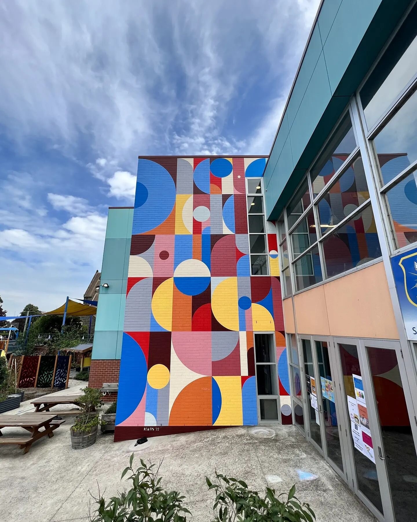 Finished work for St. John's Primary School in Clifton Hill (VIC). Pics - compliments of Dean Sunshine 👌🏼. Seems I'm the last person to get this up online 😂

#deams #tajdeamsalexander #contemporaryart #streetart #street #painting #graphic #abstrac