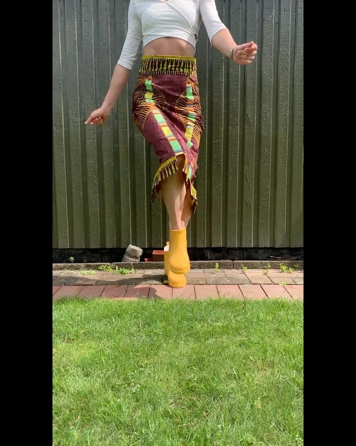 After &amp; Before. En kl&auml;nning i african print fr&aring;n en kl&auml;dbytardag visade sig vara i flickstorlek = j&auml;ttetajt. 🥴Nyttjade den gener&ouml;sa s&ouml;msm&aring;nen men det r&auml;ckte inte; Det fick bli en kjol med till&auml;gg av