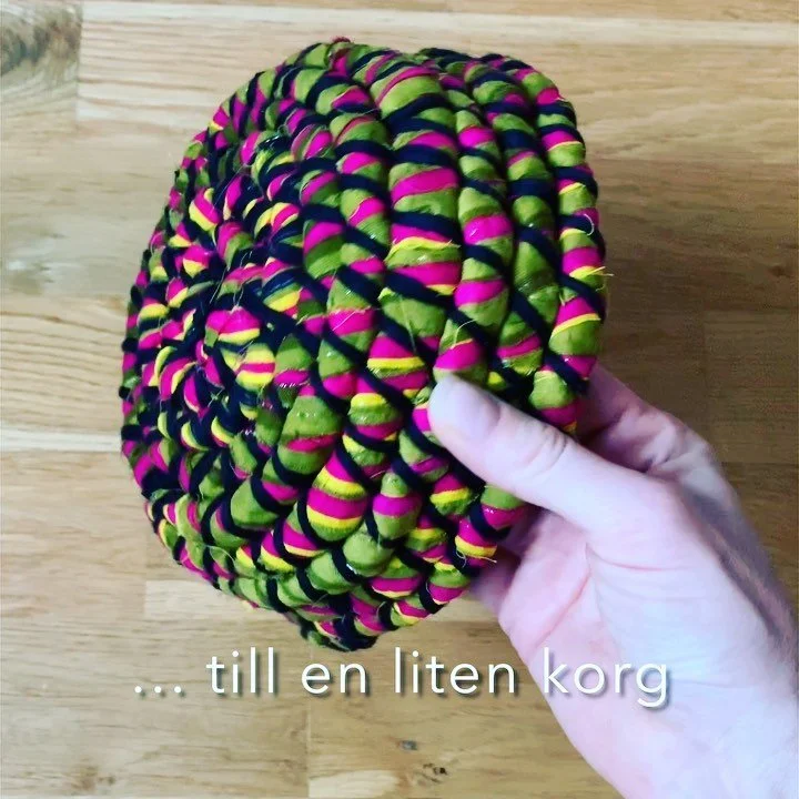 After &amp; Before. 
Old clothes and fabric material become a small basket!

Gamla tygrester blir en liten korg! Det vita soff&ouml;verdragstyget som jag hittade i en l&aring;da i f&ouml;rr&aring;det har fl&auml;tats till ett rep och tejpats ihop i &