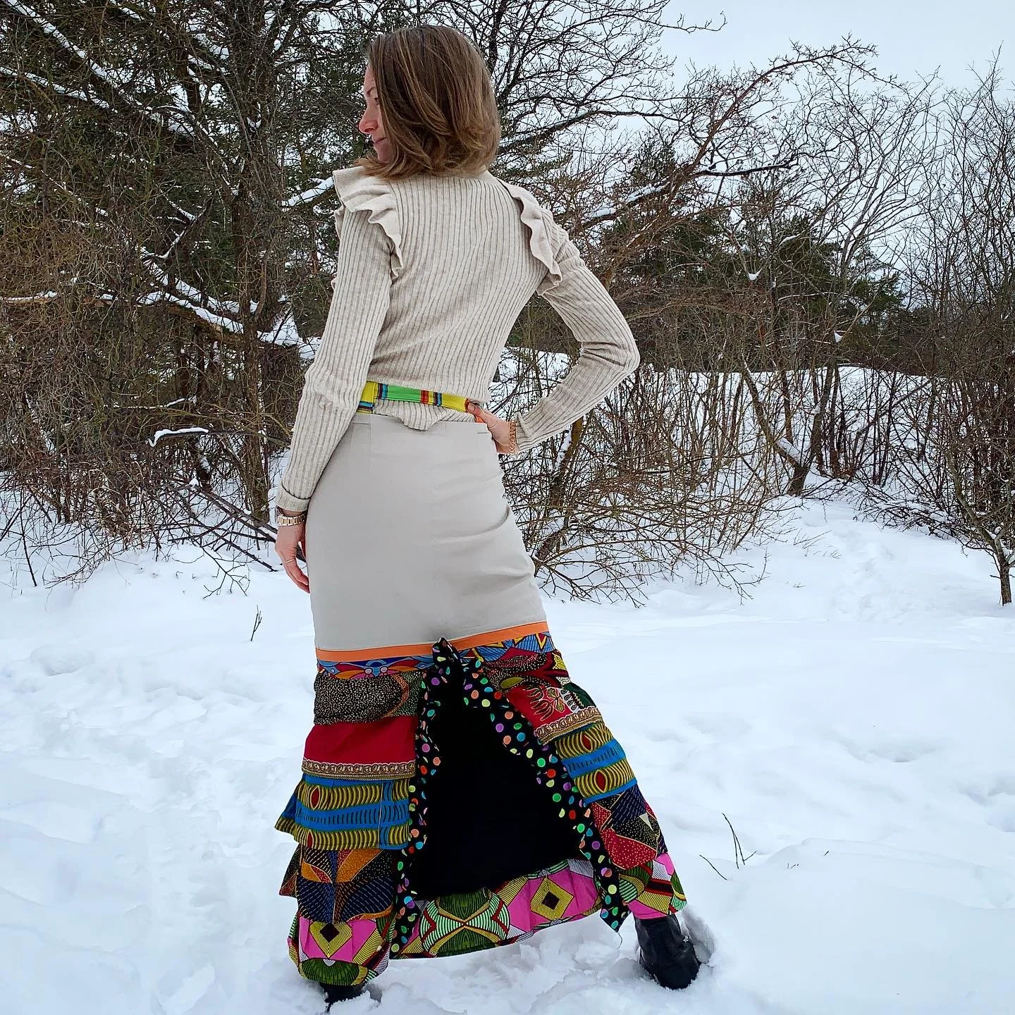 Flera delar blir en helhet. En kort beige kjol som har legat i garderoben l&auml;nge bildar union med en kort kl&auml;nning som jag f&aring;tt &auml;rva av en god v&auml;n. Kl&auml;nningen har i sig en historia, den &auml;r ett verk av en senegalesis