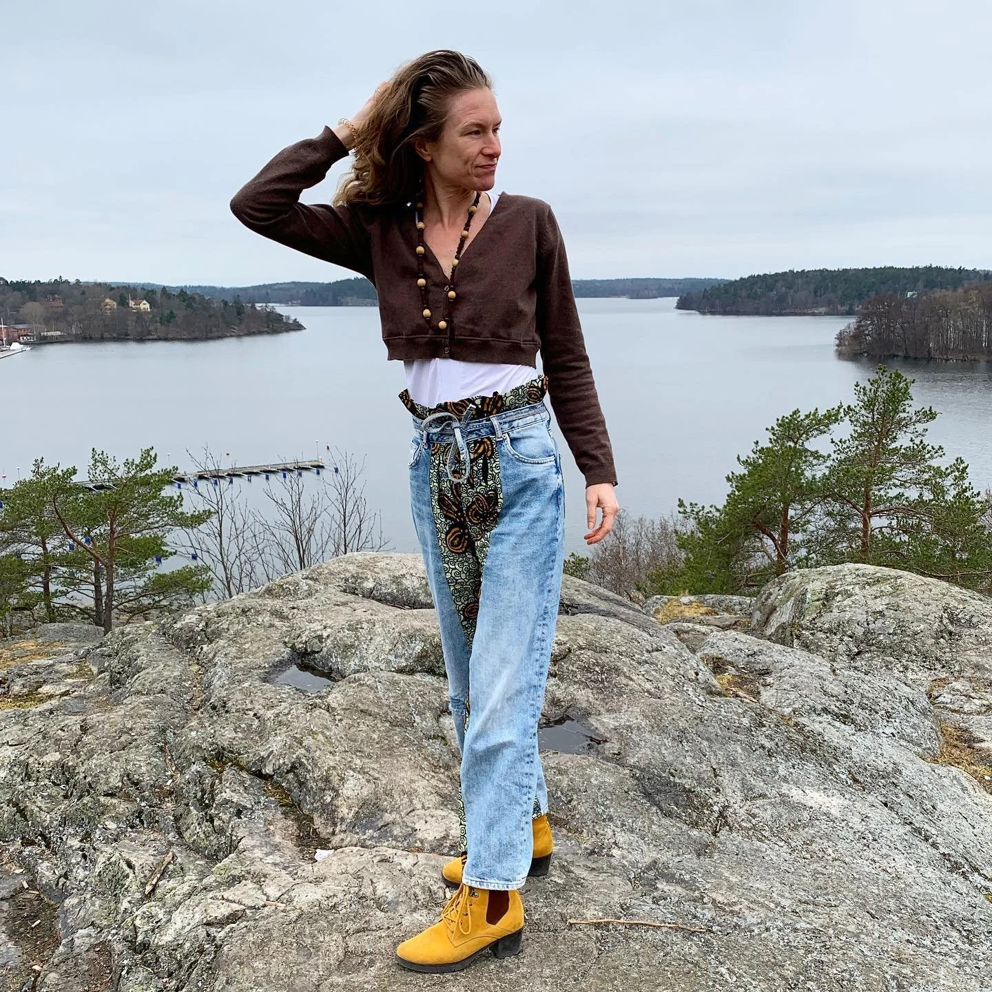 &rdquo;Man tager vad man haver&rdquo; 
Gamla jeans - f&ouml;r tajta i midja och h&ouml;ft - och en alldaglig brun kofta. Ville g&ouml;ra en byxa som markerar midjan men inte sitter &aring;t n&aring;nstans och som har n&aring;got extra. African print 