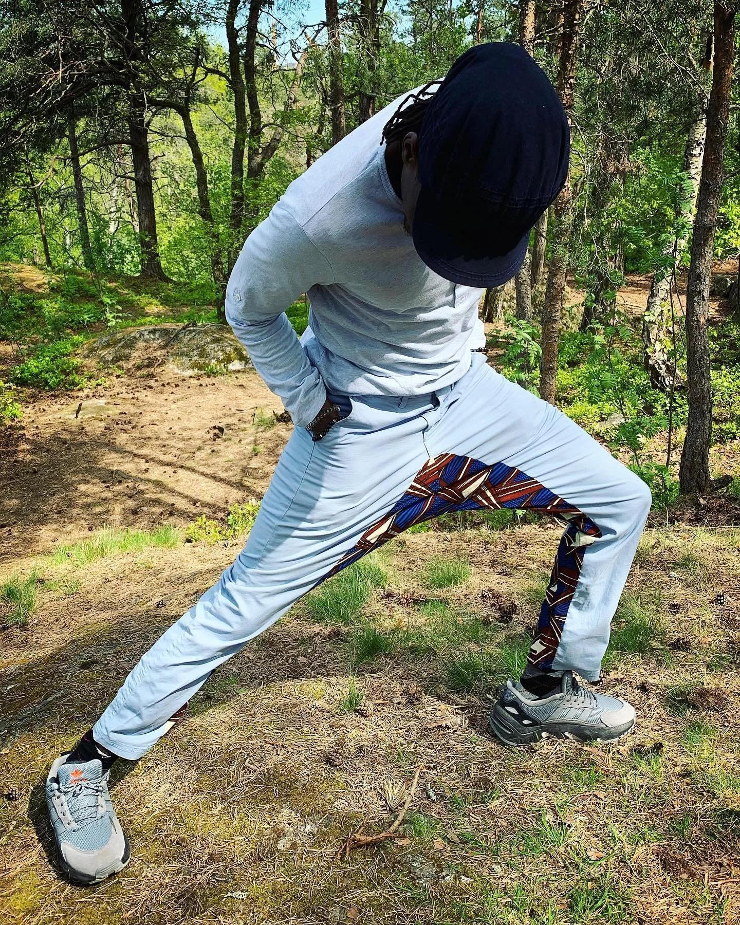 After &amp; Before. 
Alltf&ouml;r tajta herrbyxor blir rymliga och unika tack vare till&auml;gg av african print-tyg ton i ton.
#omgjord #reuse #cirkul&auml;rtmode #h&aring;llbartmode #byxor #africanprint #africanwax #&aring;terbruk #upcycle #herrmod