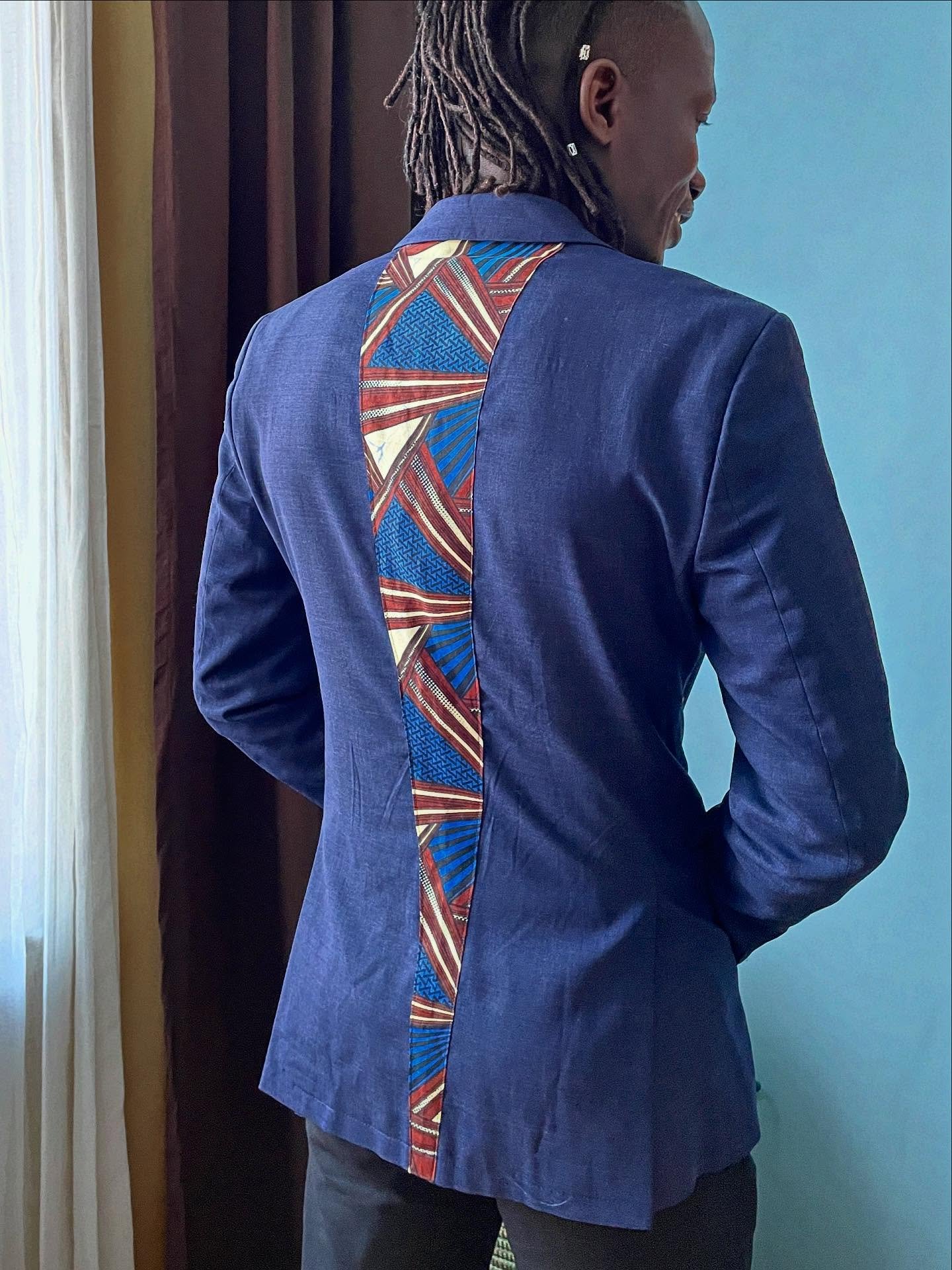 Herrkavaj f&aring;r nytt liv.
Ett litet br&auml;nnh&aring;l p&aring; ryggen fr&aring;n tiden d&aring; cigarretter r&ouml;ktes p&aring; krogen gjorde att kavajen h&auml;ngde oanv&auml;nd i garderoben. 😔 Med en slits av african print-tyg har den f&ari