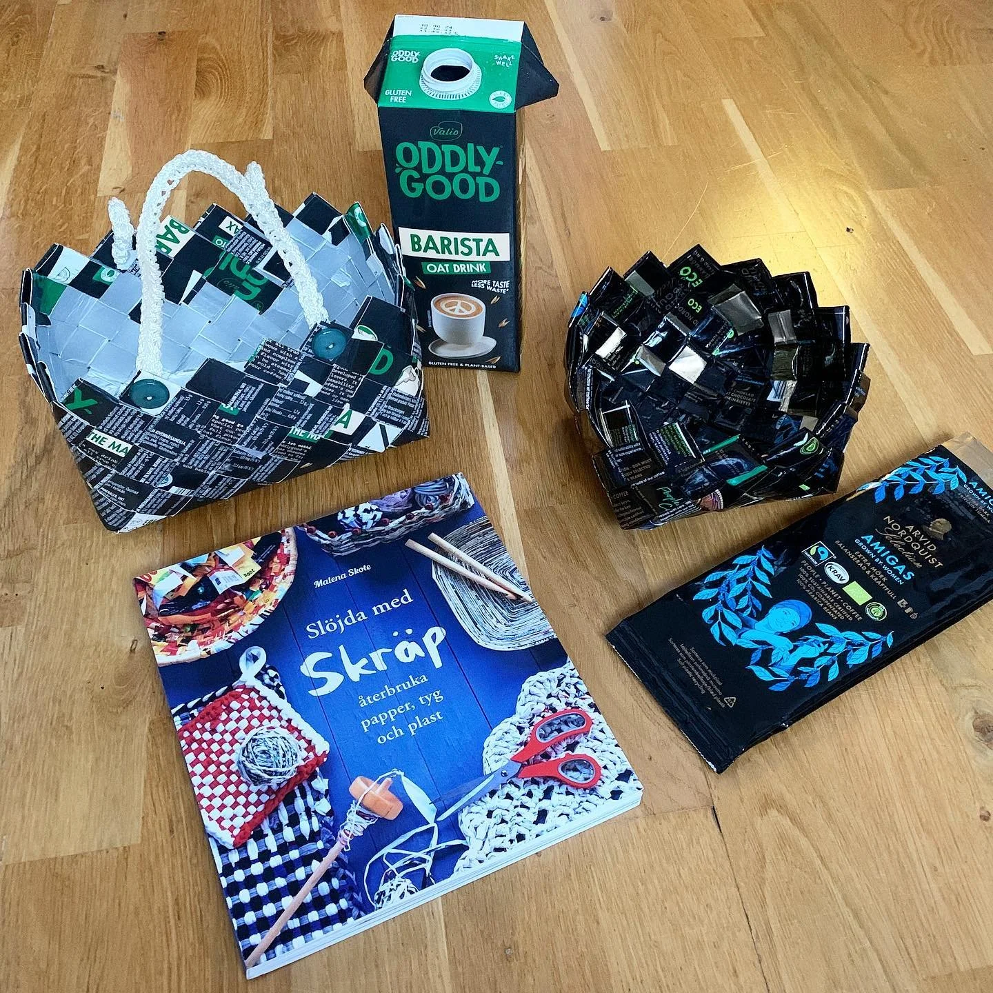 Lek med papper, plast och kartong. Gamla  f&ouml;rpackningar och tidningar blir askar och v&auml;skor. Virkade handtag p&aring;sydda med knappar. Lite pilligt men sp&auml;nnande och kul!
N&auml;verfl&auml;tning enligt @malenaskote &rsquo;s bok &rdquo