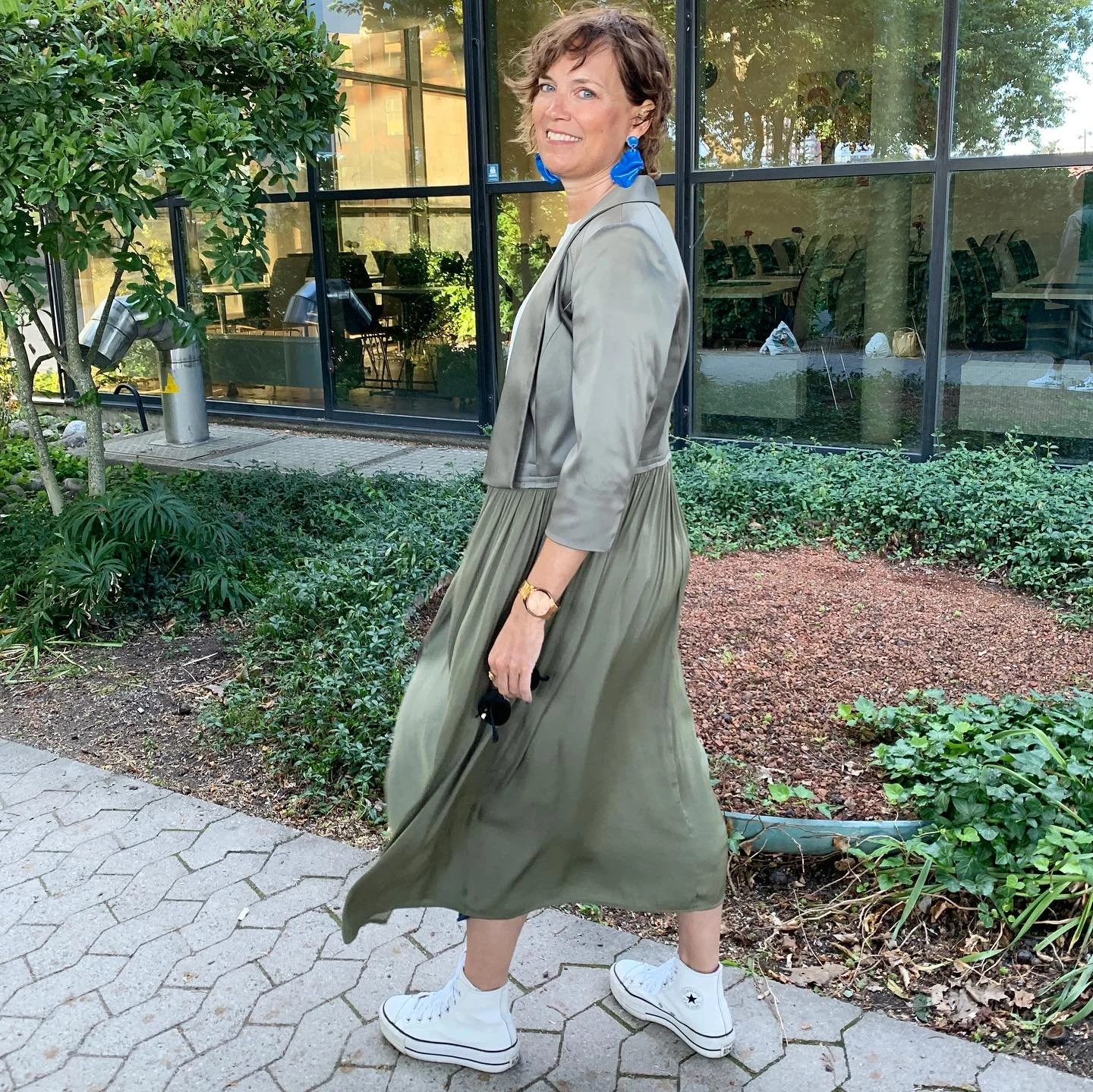 Rensad garderob ger omgjorda kl&auml;der.
Kunden (Lotta): &rdquo;Jag skulle vilja ha en l&aring;ng kavaj&rdquo;
Jag: &rdquo;Kolla i din garderob, har du en kavaj och en kjol som jag kan sy ihop?&rdquo;
Sagt och gjort ✅
Hon rensade &auml;ven bort ett 