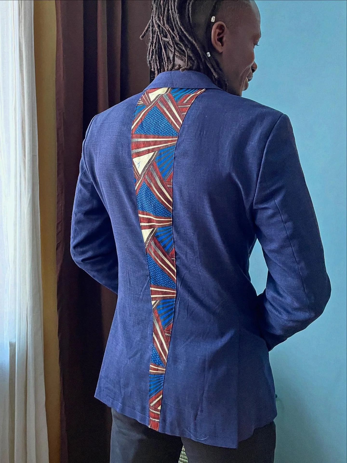 Herrkavaj f&aring;r nytt liv.
Ett litet br&auml;nnh&aring;l p&aring; ryggen fr&aring;n tiden d&aring; cigarretter r&ouml;ktes p&aring; krogen gjorde att kavajen h&auml;ngde oanv&auml;nd i garderoben. 😔 Med en slits av african print-tyg har den f&ari