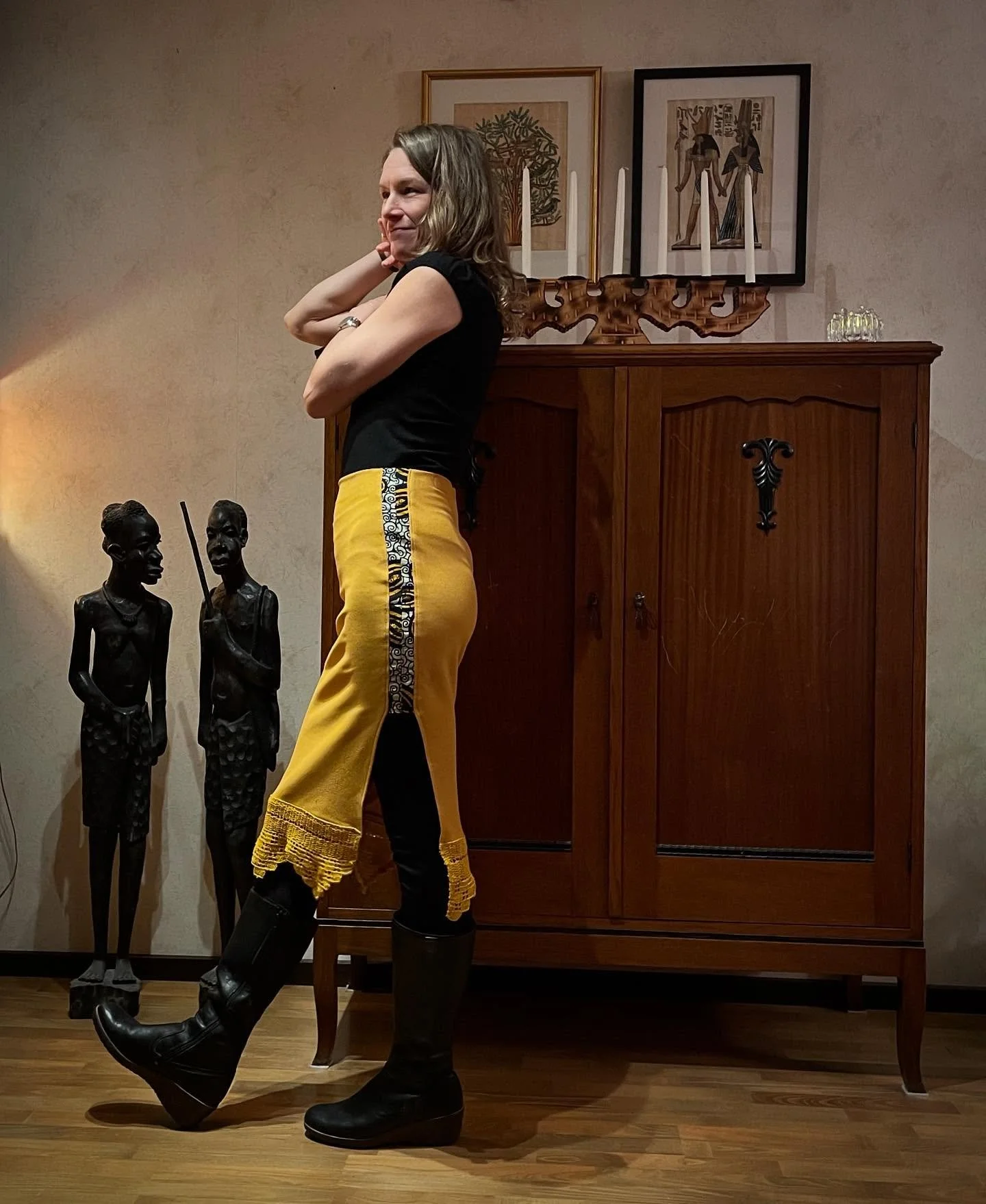 Kjol med det lilla extra.
Senapsgul kjol - arv fr&aring;n en kompis - var lite f&ouml;r tajt. Jag sydde in en rand av african print-tyg som jag hittat p&aring; second hand. I samma stund r&aring;kade jag se den virkade b&aring;rden p&aring; loppis. P