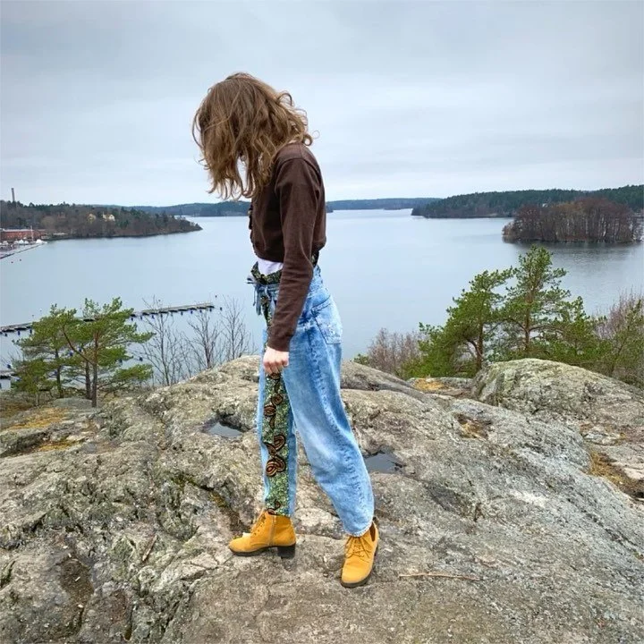 &rdquo;Man tager vad man haver&rdquo; 
Gamla jeans - f&ouml;r tajta i midja och h&ouml;ft - och en alldaglig brun kofta. Ville g&ouml;ra en byxa som markerar midjan men inte sitter &aring;t n&aring;nstans och som har n&aring;got extra. African print 