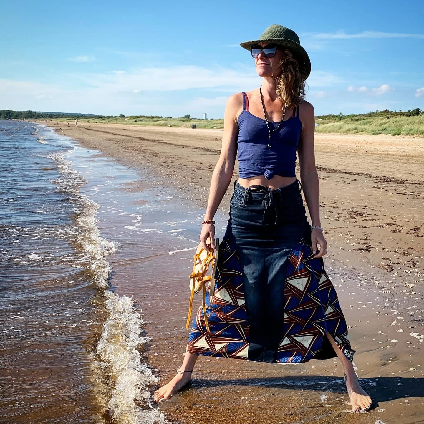 Jeansbyxa blir kjol.
&Auml;nnu ett s&auml;tt att g&ouml;ra om jeansbyxa till kjol. Byxorna var extremt tajta s&aring; det gick inte att bara sy ihop, d&aring; hade jag inte kunnat g&aring; :/ 
Kravspec. fr&aring;n kunden (jag sj&auml;lv):
- kunna ha 