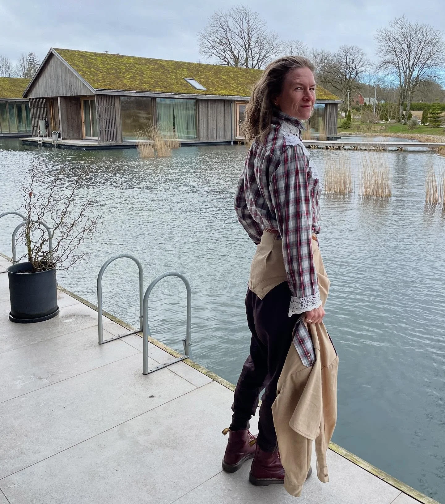 F&ouml;rst ut i utmaningen: rutig skjorta och beige skjortjacka. Enkla basplagg som skulle exporteras fr&aring;n r&ouml;da korsets insamlingar &auml;r nu upcyclade och unika. &rdquo;Textilkirurgi&rdquo; skulle man kunna kalla det. Delar har flyttats,