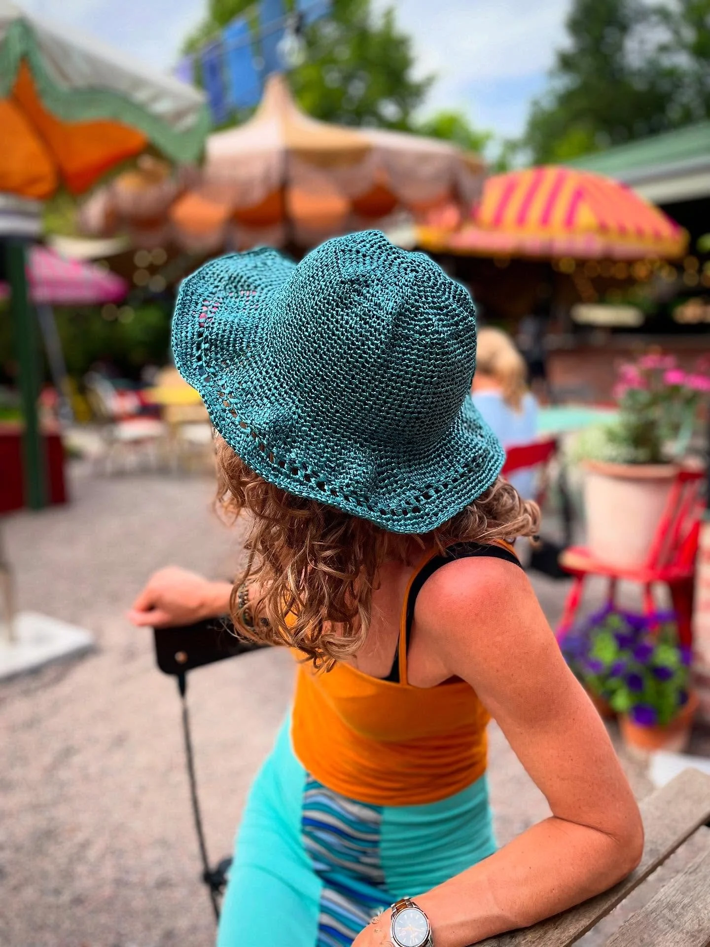 Solhatt av presentband.
Tips om du har presentband liggande oanv&auml;nt!
Mamma hittade ett m&ouml;nster till en solhatt med pappersband. Jag ville testa med presentband ist&auml;llet f&ouml;r att den f&ouml;rhoppningsvis skulle h&aring;lla l&auml;ng