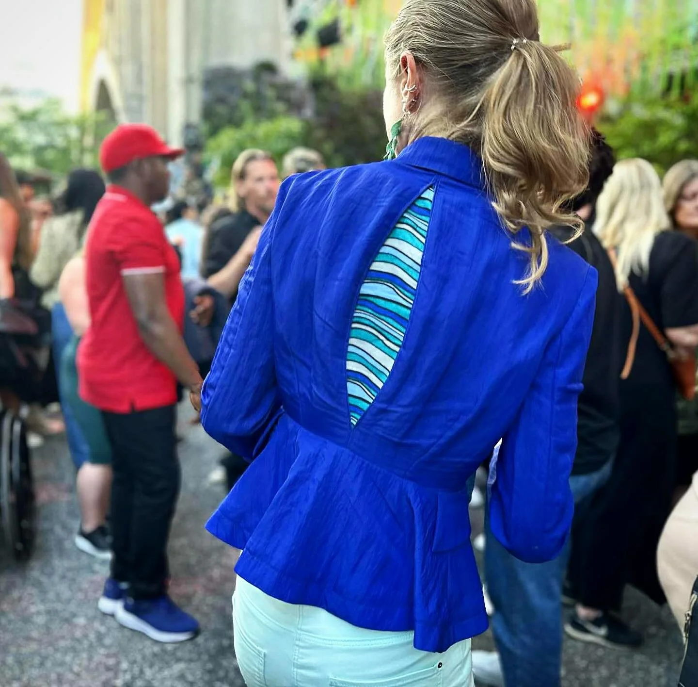 &Auml;r kavajen f&ouml;r tajt i ryggen?
Kunde inte motst&aring; en h&auml;rligt bl&aring; kavaj (acne) p&aring; loppis, men den var en aning f&ouml;r tajt &ouml;ver ryggen. S&aring; jag sydde in en kil av african print fr&aring;n mitt &rdquo;tyglager