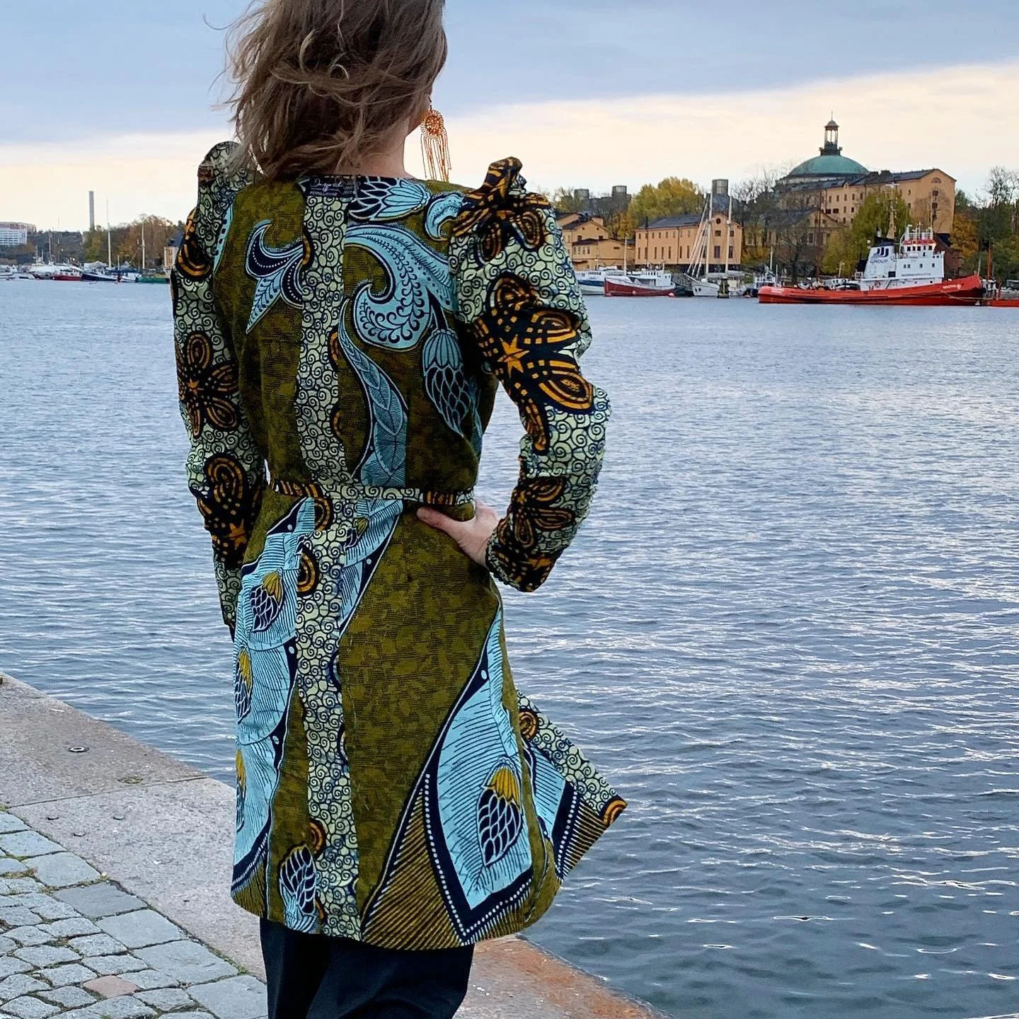 Att utg&aring; fr&aring;n det befintliga ger sp&auml;nnande id&eacute;er.
Min tanke fr&aring;n b&ouml;rjan var att ta bort &auml;rmarna p&aring; en f&ouml;r tajt stickad kl&auml;nning och sedan sy p&aring; puff&auml;rmar i african printtyg som jag k&