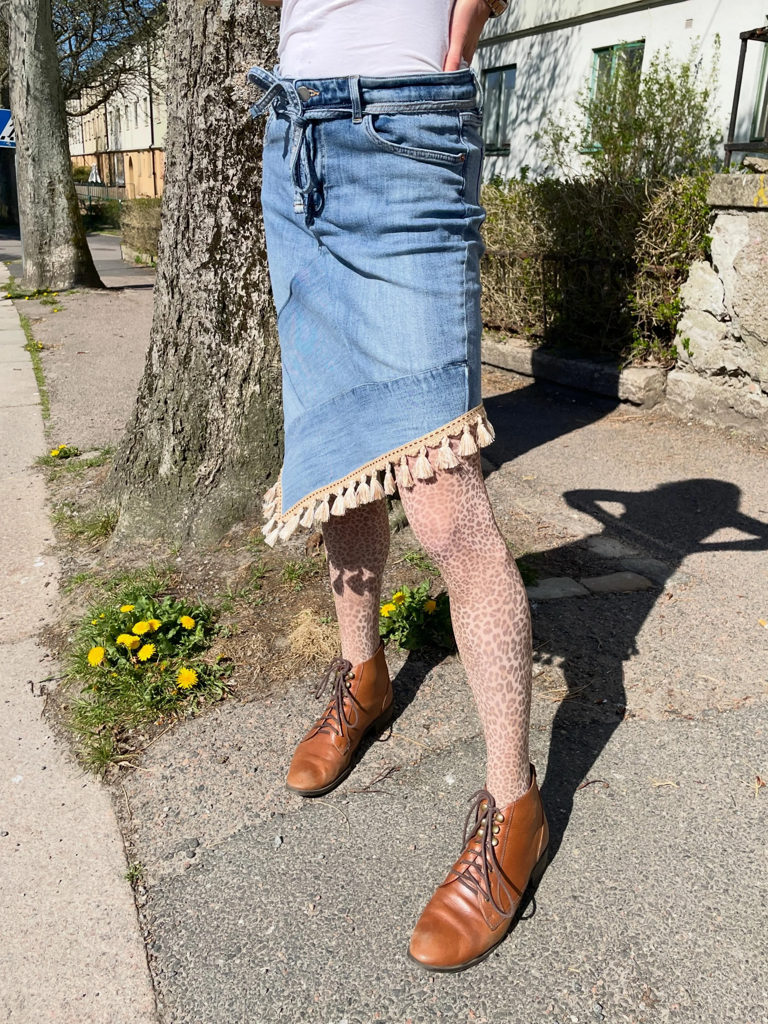 Plagg 4 i cirkularitetsutmaningen med r&ouml;da-korset-kl&auml;der.
Ett par vanliga jeans, stretch. Lite slitna i tyget vid gylfen. Kanske kan bli en kjol?
Spr&auml;tta, klippa, flytta om, testa olika varianter att s&auml;tta ihop delarna p&aring; l&